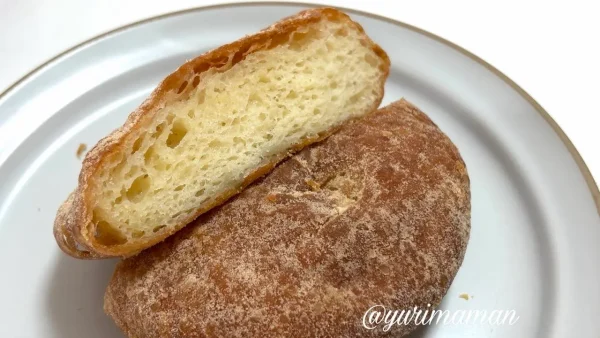 SHIKISAI工房のドーナツドゥをお皿にのせた様子