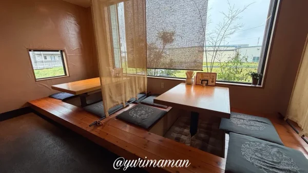 ミートキッチン凪 掘りごたつ席 窓側の席 店内雰囲気 四国中央市