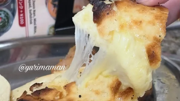 スパイシーキング チーズナン チーズが伸びる様子