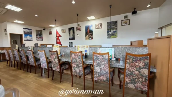 スパイシーキング 店内 カウンター席の様子