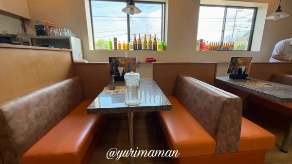 スパイシーキング 店内 テーブル席の様子