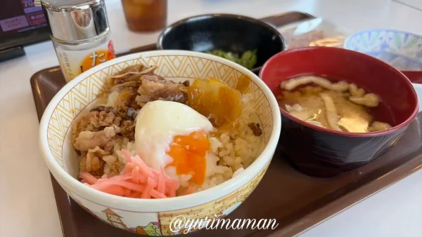 すき家牛小鉢と温玉をごはんにのせた様子2 - ゆりママんブログ すき家牛小鉢と温玉をごはんにのせた様子2