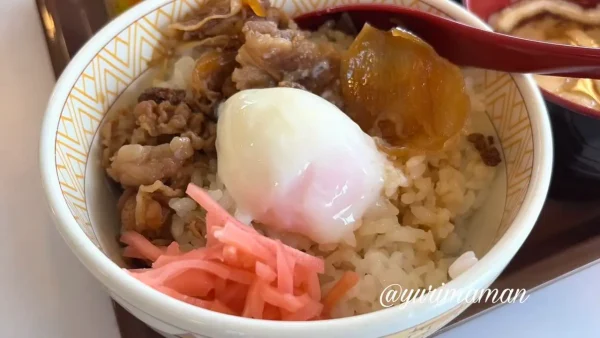 すき家牛小鉢と温玉をごはんにのせた様子1