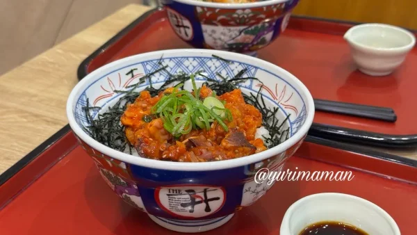 ザ・どん タコキムチ丼（温玉） 全体の見た目2