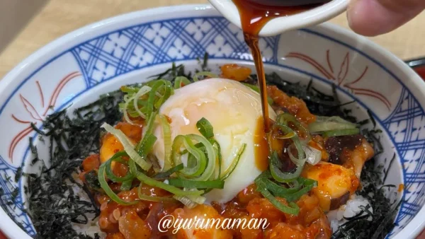 タコキムチ丼 甘辛いタレをかける様子