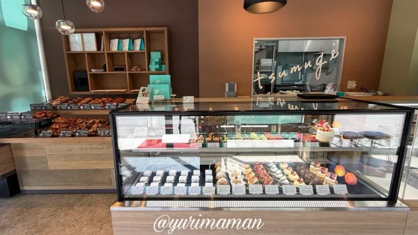 tsumugi スイーツ ショーケース ケーキが並ぶ店内 - ゆりママんブログ tsumugi スイーツ ショーケース ケーキが並ぶ店内