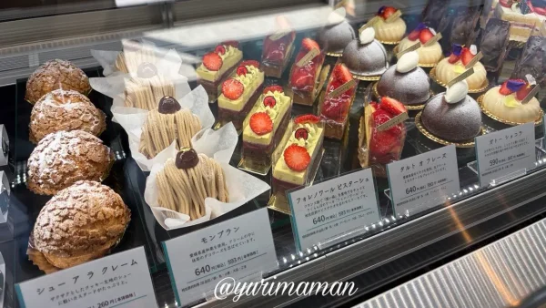 tsumugi スイーツ ショーケース ケーキが並ぶ店内2 - ゆりママんブログ tsumugi スイーツ ショーケース ケーキが並ぶ店内2