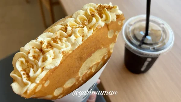 道の駅津島熱田温泉のAlpha Crepeで販売されているシュガーバタークレープとコーヒー