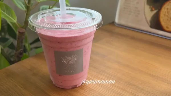 「b.i.e.l（ビエル）」のコールドプレスジュース。ピンク色が可愛い人気ドリンク