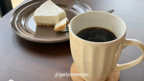 cafe yohakuのレアチーズケーキとホットコーヒー1
