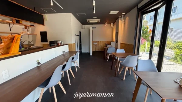 自然光が差し込むcafe yohakuの店内