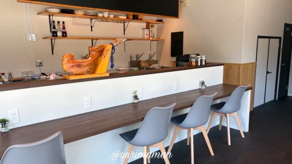 自然光が差し込むcafe yohakuの店内カウンター席