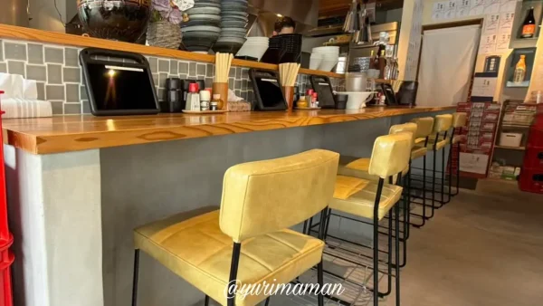 だし川うま吉のカウンター席と店内の様子