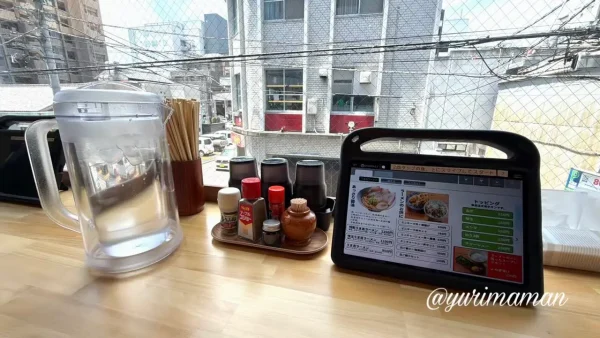 だし川うま吉の窓際カウンター席｜タブレットとお冷