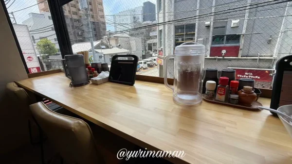 だし川うま吉の窓際カウンター席