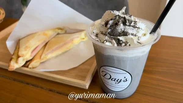 Day'sの黒胡麻ラテとハムたまごホットサンド