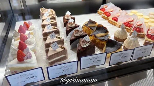 エトワール ドゥ ラポールのショーケースに並ぶケーキ