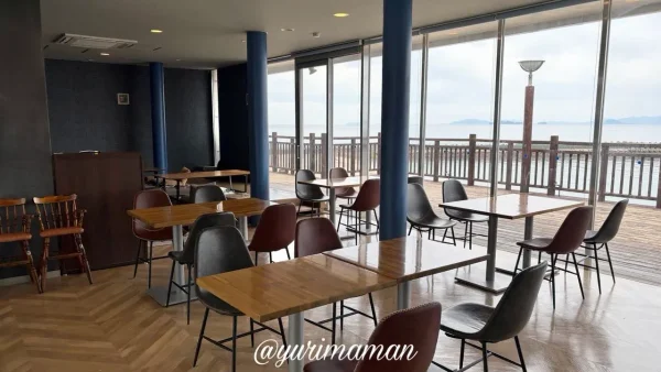 海を眺めながら食事できるモンドブルーの店内