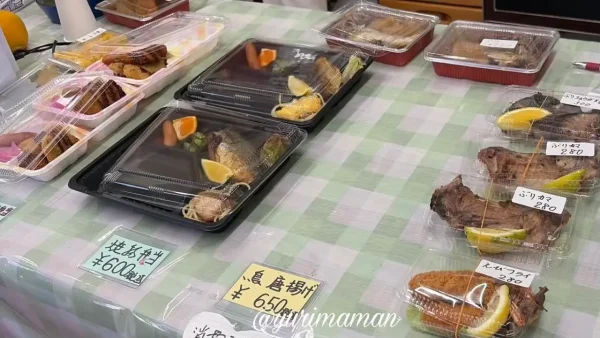 媛ぽっぽ店頭に並ぶ手作り弁当とおかず2