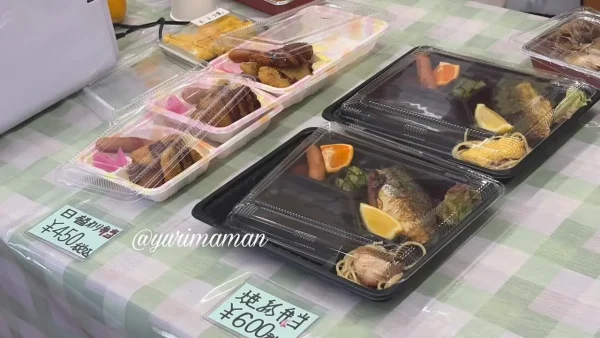 媛ぽっぽ店頭に並ぶ手作り弁当とおかず1