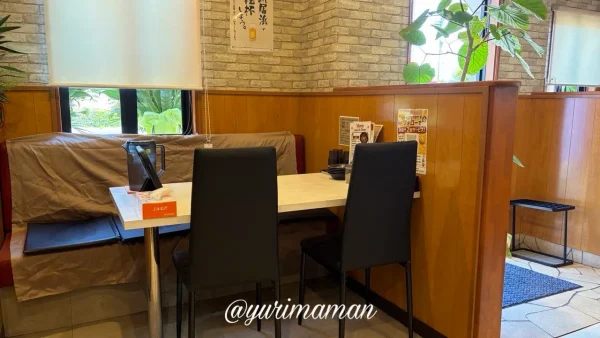 ホントのしあわせ新居浜店 テーブル席と店内の雰囲気