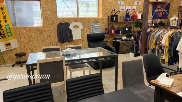 LIT808のカフェスペース｜松山市和気町の古着とカフェが融合した店内