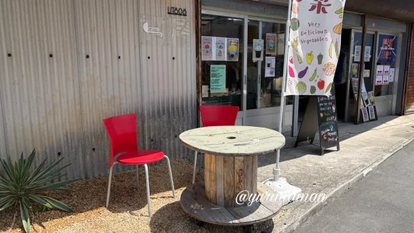 LIT808の屋外テラスのカフェスペース｜松山市和気町
