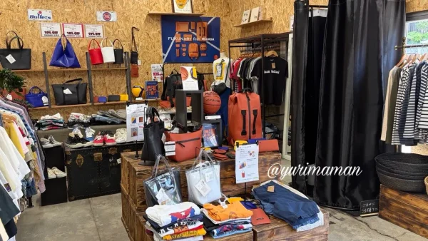 LIT808店内の古着のコーナー