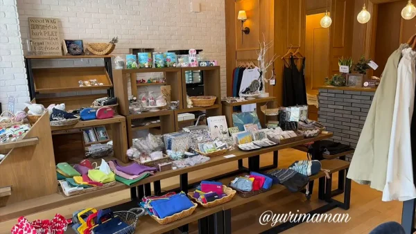 松山市余戸「Day's」の店内に並ぶハンドメイド雑貨
