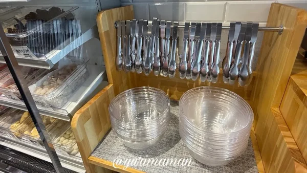 福恩麻辣湯松山店の具材を選ぶためのボウルとトング