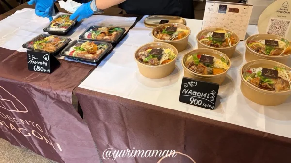 NAGOMIのお弁当販売の様子と価格表示