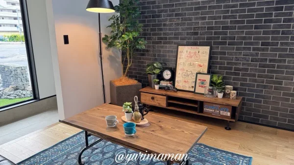 ヴィンテージ家具とラグが映えるniko and ... モデルハウスのリビング - ゆりママんブログ ヴィンテージ家具とラグが映えるniko and ... モデルハウスのリビング