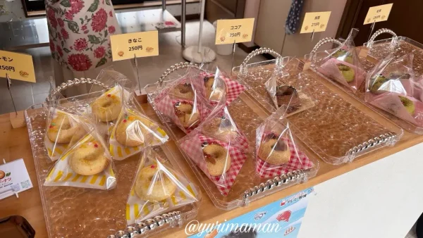 nikonikoドーナツ店内に並ぶ米粉焼きドーナツ - ゆりママんブログ nikonikoドーナツ店内に並ぶ米粉焼きドーナツ