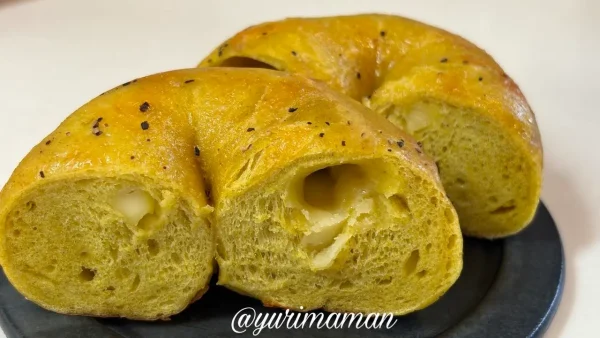 Ohisama Bagelのカレーチーズベーグル断面