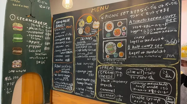 ラクダピクニック2階カフェのランチメニュー（黒板）
