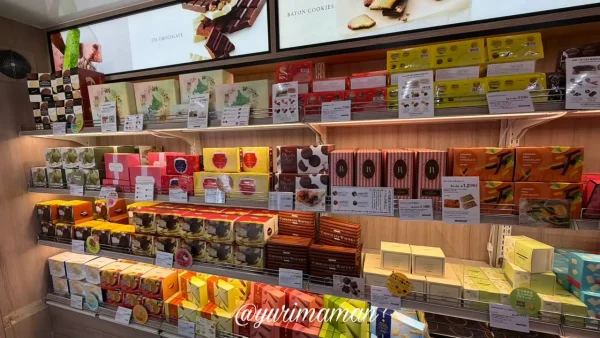 ロイズ移動販売車の店内に並ぶチョコレート商品