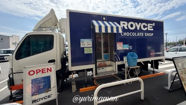 ロイズ移動販売車の入口｜チョコレートショップのような店内