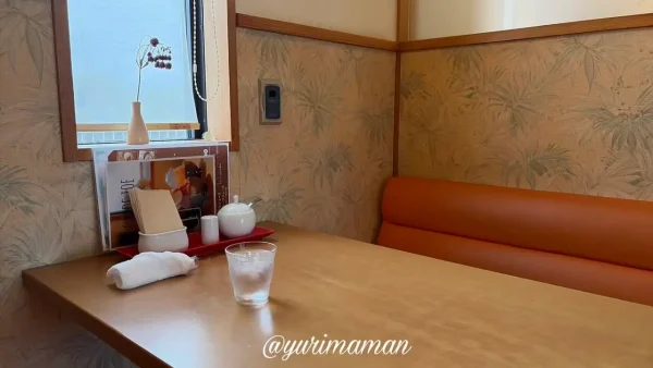 西条市CAFE CUP OF JOEの半個室風テーブル席