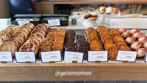 西条市「エトワール ドゥ ラポール」に並ぶ焼きたて焼き菓子1