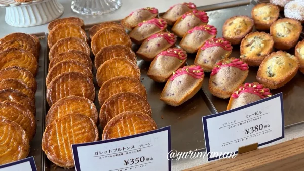 西条市「エトワール ドゥ ラポール」に並ぶ焼きたて焼き菓子2