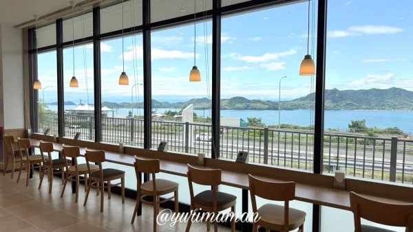 瀬戸田PA上りフードコートの海が見えるカウンター席