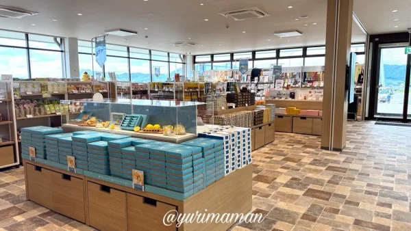 瀬戸田PA限定販売のレモンケーキお土産コーナー