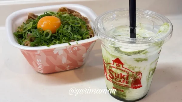 すき家の牛丼とSukiシェイク抹茶味
