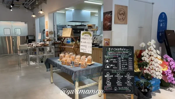 米粉パンとおにぎりが並ぶうぶすなの店内