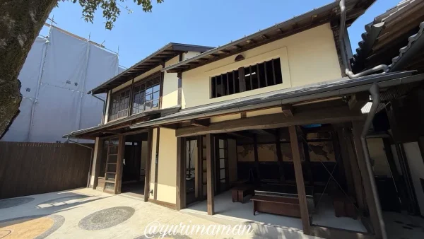 内子町の古民家施設MORITEIの中庭スペース