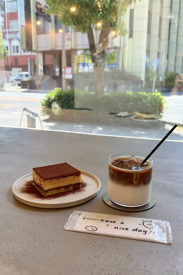 Cafe Rainの2層カフェラテとティラミス