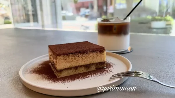 Cafe Rainの2層カフェラテとティラミス2