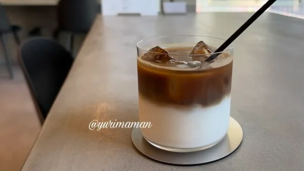 Cafe Rainの2層がきれいなアイスカフェラテ
