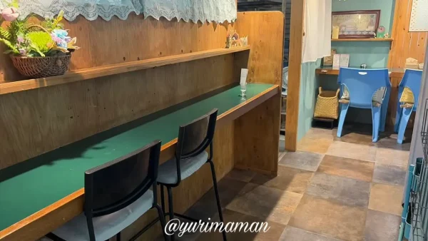 こんがりあん店内カウンター席（ワンちゃんOKのスペース）