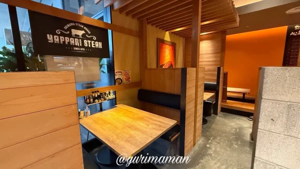 やっぱりステーキ 店内 テーブル席の様子
